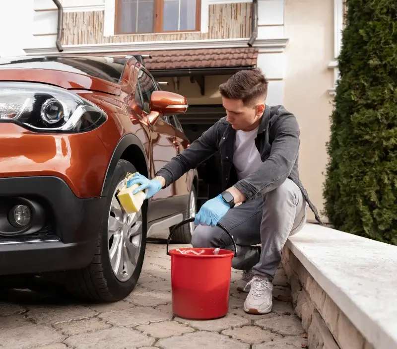 Lavage auto à domicile Sury-le-Comtal : professionnel intervenant sur un véhicule